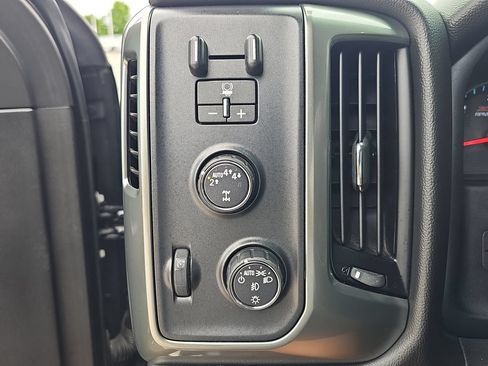 Used 2018 Chevrolet Silverado 1500 LT w/ All Star Edition AWD/4WD image 29