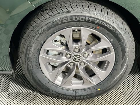 Used 2025 Toyota Sienna XLE image 11