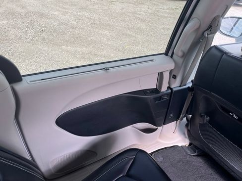 Used 2023 Chrysler Pacifica Touring-L FWD image 37