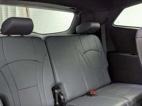 Used 2024 Buick Enclave Premium image 19