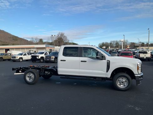 New 2026 Ford F250 XL w/ XL Chrome Package image 4