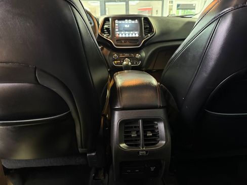 Used 2020 Jeep Cherokee Trailhawk AWD/4WD image 26