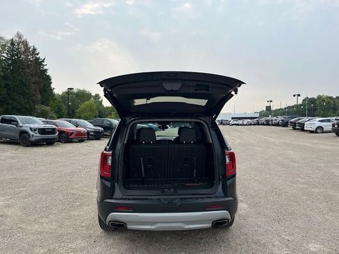 Used 2023 GMC Acadia SLT w/ Preferred Package FWD image 10
