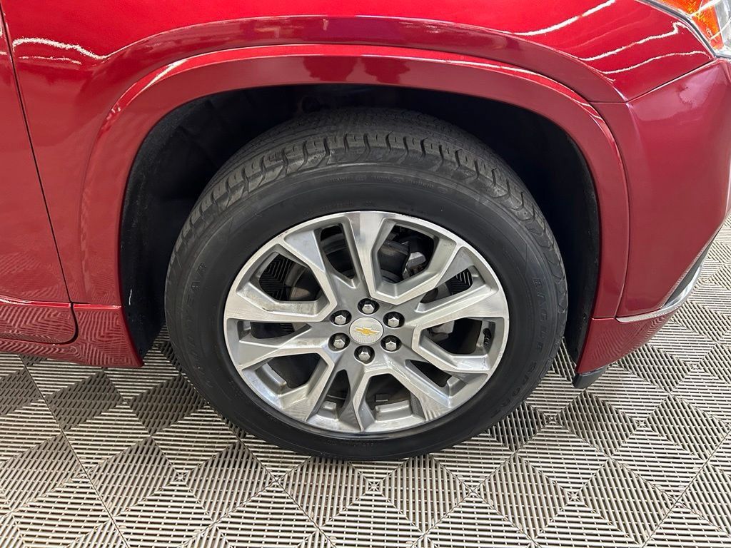 Used 2019 Chevrolet Traverse Premier w/ Driver Confidence II Package FWD image 2