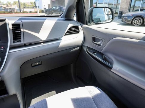 Used 2020 Toyota Sienna LE w/ Carpet Mat Package FWD image 5