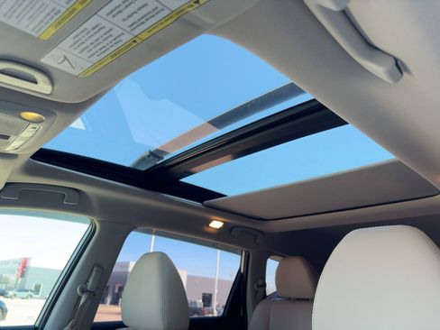 Used 2015 Nissan Rogue SL w/ SL Premium Package image 16