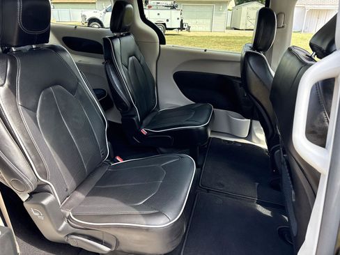 Used 2024 Chrysler Pacifica Limited FWD image 14