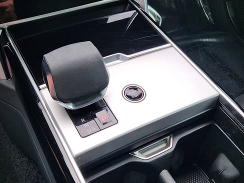 Certified 2025 Land Rover Range Rover SE image 20