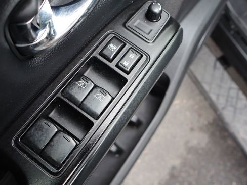 Used 2018 Nissan Titan SV w/ SV Convenience Package image 28