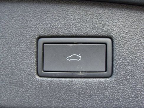 Used 2023 Volkswagen Tiguan SE image 38