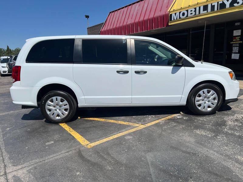 Used 2020 Dodge Grand Caravan SE w/ UConnect Hands-Free Group FWD image 4