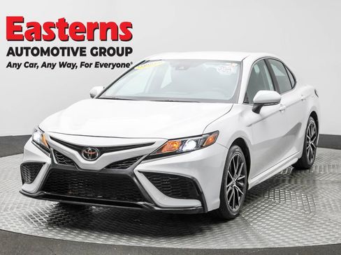 Used 2024 Toyota Camry SE image 1