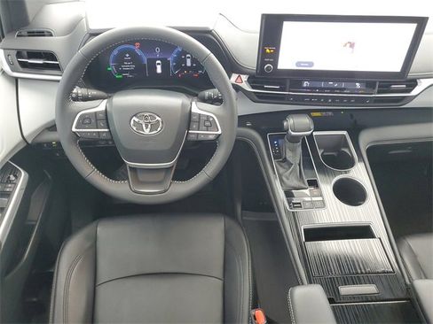 Used 2025 Toyota Sienna XSE image 18