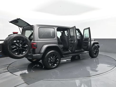 Used 2025 Jeep Wrangler Unlimited Sahara AWD/4WD image 30