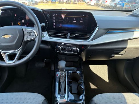Used 2025 Chevrolet Trax LT w/ LT Convenience Package FWD image 14