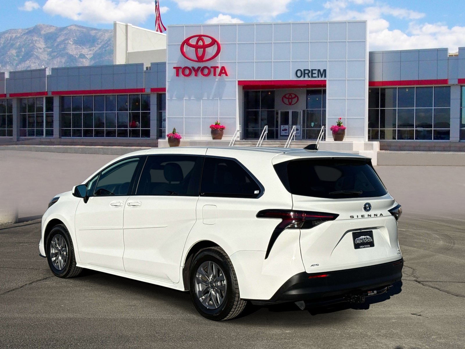 Used 2024 Toyota Sienna LE AWD/4WD image 6
