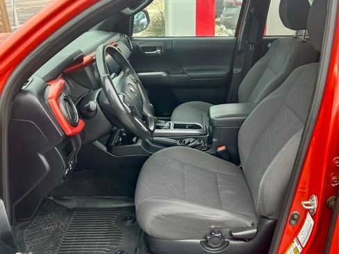 Used 2018 Toyota Tacoma TRD Sport w/ Technology Package image 8