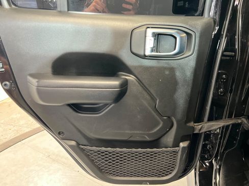Used 2023 Jeep Gladiator Mojave AWD/4WD image 19