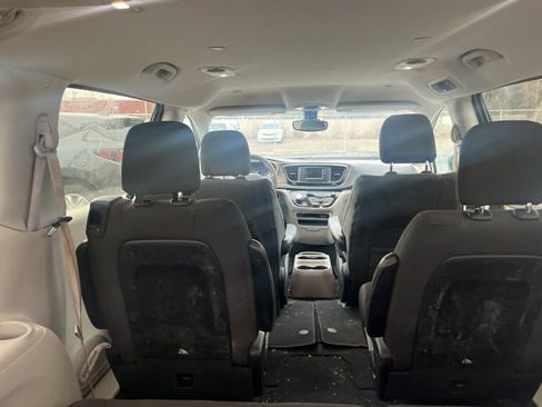 Used 2017 Chrysler Pacifica Touring image 18