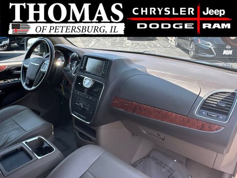 Used 2013 Chrysler Town & Country Touring FWD image 28