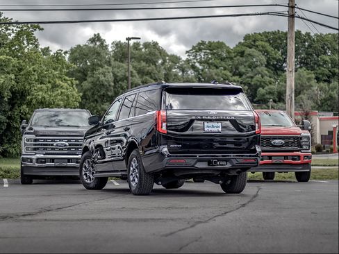 Certified 2025 Ford Expedition Active AWD/4WD image 4