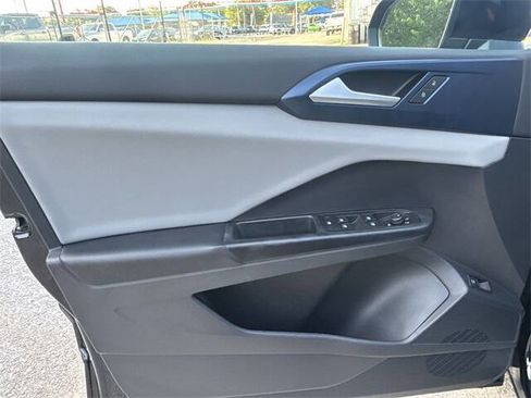 Used 2022 Volkswagen Taos SE w/ Panoramic Sunroof Package image 13