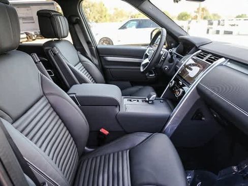 New 2025 Land Rover Discovery Dynamic SE image 18