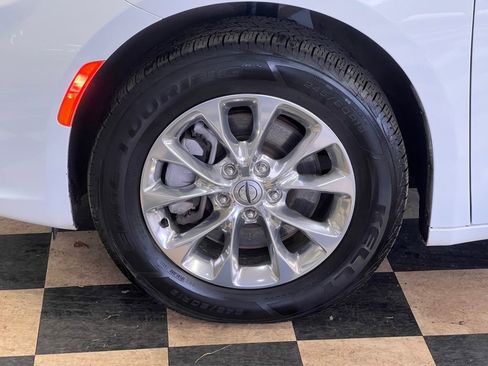 Used 2022 Chrysler Pacifica Touring-L image 48