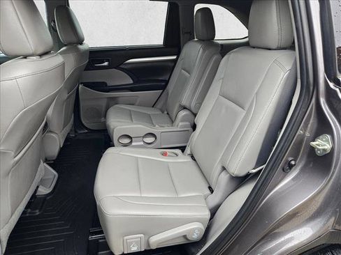 Used 2019 Toyota Highlander XLE image 19