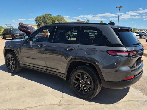 Used 2025 Jeep Grand Cherokee Altitude image 7