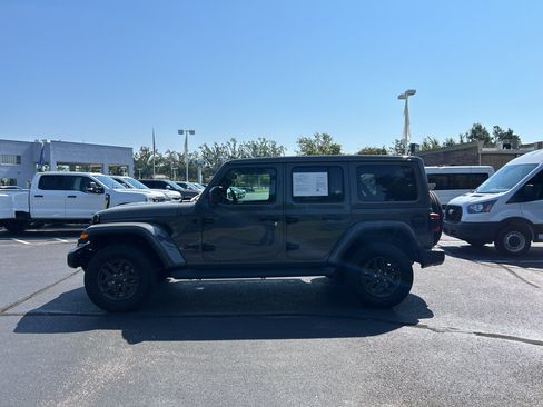 Used 2020 Jeep Wrangler Unlimited Sahara AWD/4WD image 4