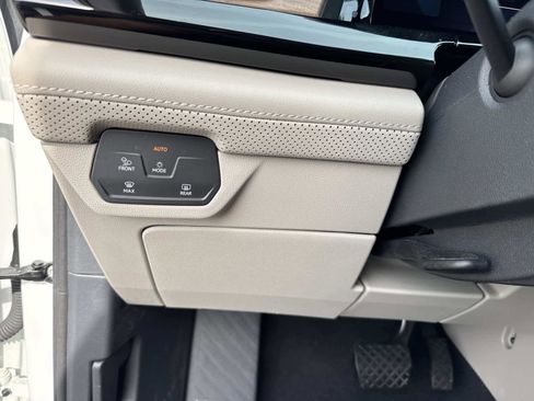 Used 2025 Volkswagen Atlas SE image 32