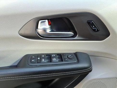 Used 2023 Chrysler Pacifica Touring-L FWD image 11