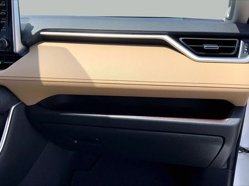 Used 2019 Toyota RAV4 Limited FWD image 18