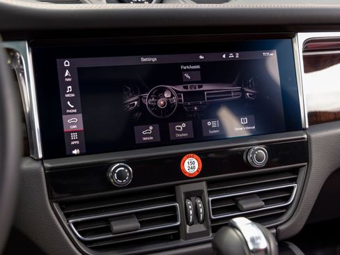 Certified 2025 Porsche Macan AWD/4WD image 36