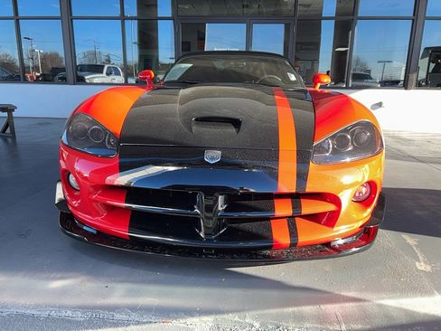 Used 2004 Dodge Viper SRT-10 image 2