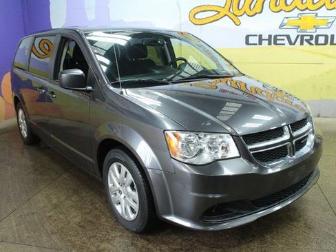 Used 2018 Dodge Grand Caravan SE w/ UConnect Hands-Free Group image 4