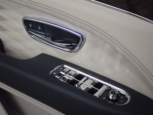 New 2025 Bentley Bentayga AWD/4WD image 40