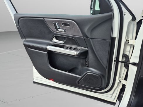 Used 2022 Mercedes-Benz GLB 250 image 24