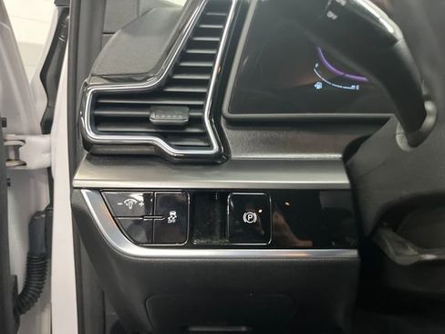 Used 2023 Kia Sportage EX image 18