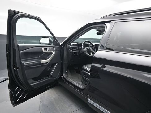 Used 2023 Ford Explorer XLT w/ Equipment Group 202A RWD image 8