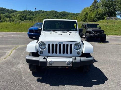 Used 2015 Jeep Wrangler Unlimited Sahara w/ Connectivity Group AWD/4WD image 3