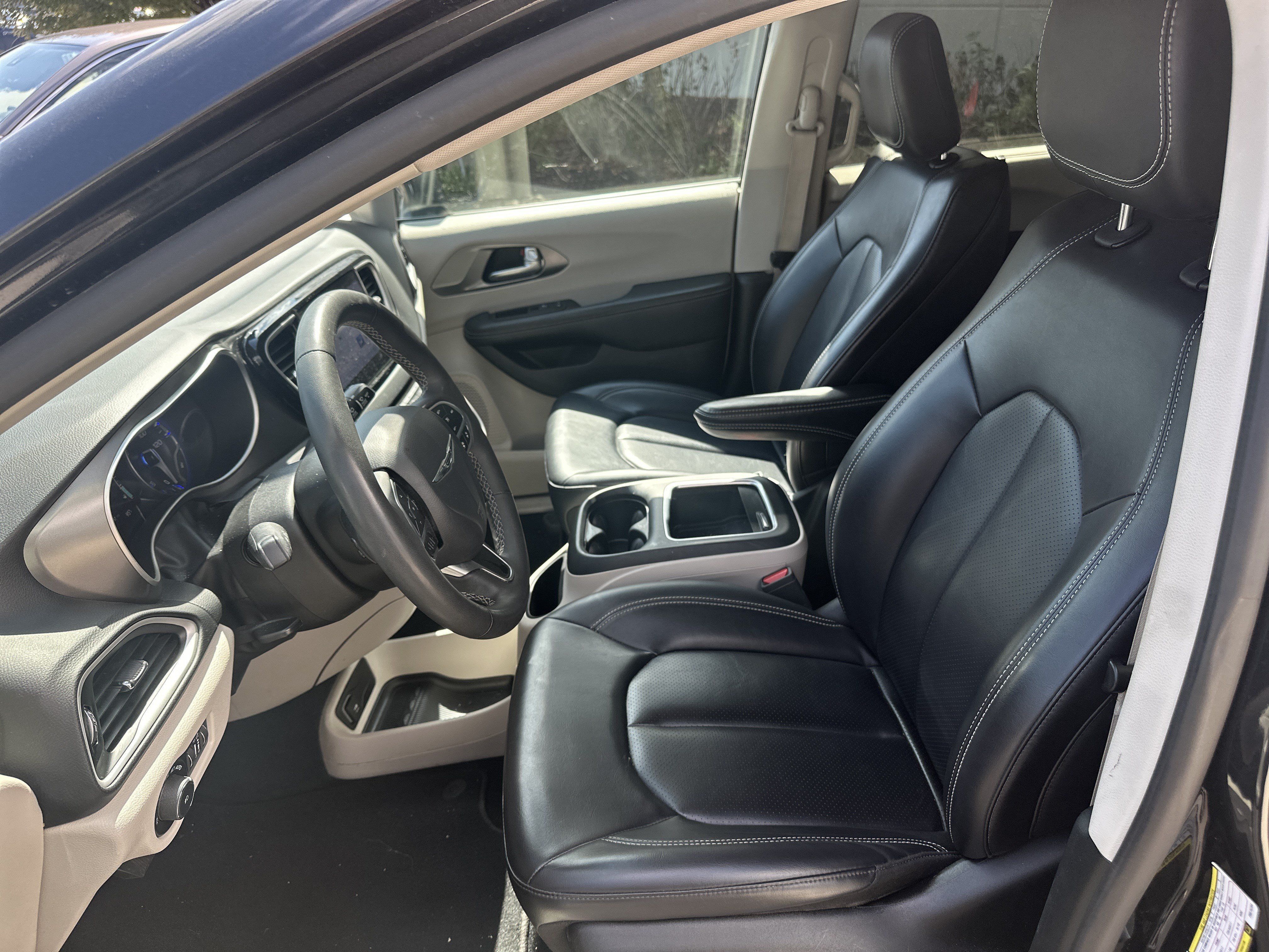 Used 2023 Chrysler Pacifica Touring-L FWD image 15