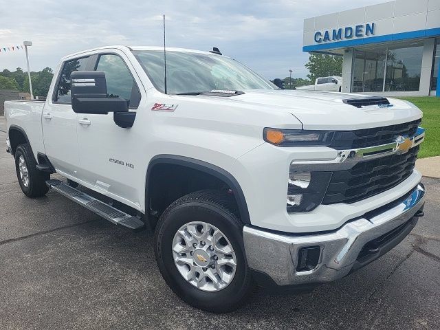 Used 2025 Chevrolet Silverado 2500 LT AWD/4WD image 2