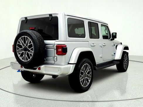 Used 2022 Jeep Wrangler Unlimited Sahara AWD/4WD image 5