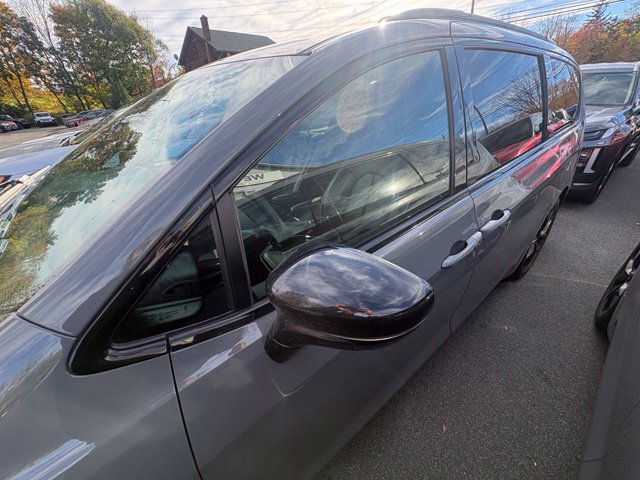 Used 2025 Chrysler Pacifica Limited FWD image 3