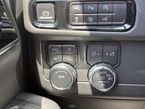 Used 2025 GMC Yukon XL Denali AWD/4WD image 24