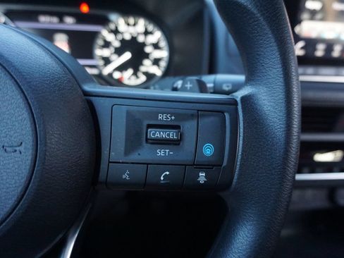 Used 2024 Nissan Rogue SV FWD image 9