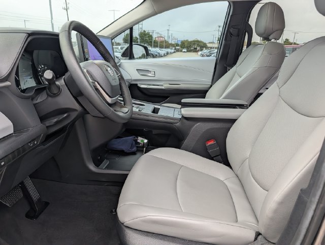 Certified 2026 Toyota Sienna XLE FWD image 26