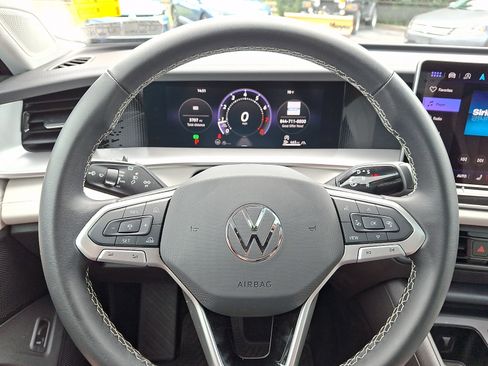 Used 2025 Volkswagen Tiguan SE AWD/4WD image 8